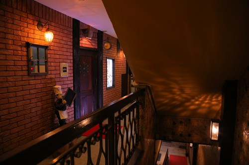 大人の隠れ家のように佇む（ソムリの看板が目印）