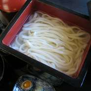 茹でたうどんを水で洗わず蕎麦湯に泳がせたまま提供します。天ぷら無しの釜揚げもできます。