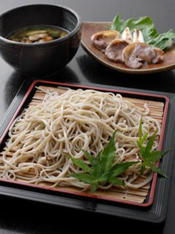 つけ汁と鴨焼きをそれぞれ好みの食べ方で楽しめる「鴨汁そば」