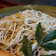 中粗挽きの蕎麦粉で打ちます。並そば（外二）より少し太め。食感と風味の違いを楽しんでいただきたいおそばです。一日に打つ数量は１０食限定です。