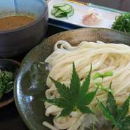 郷土料理の冷汁（すったて）をつけ汁にした季節限定のうどんです。暑い夏にはピッタリです！