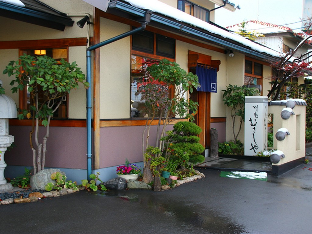 川越市街より車で15分。国道254号線沿いにお店を構えています