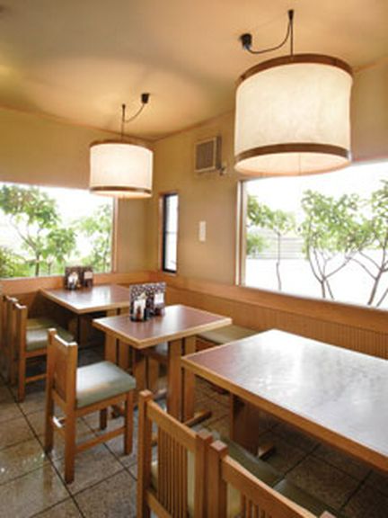 ゆったりくつろげるテーブル席もご用意しております