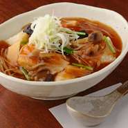 あったか地獄豆腐が大人気！刺身・揚盛・焼盛・サラダが付きます。もちろん二時間飲み放題付きで、宴会にぴったりのメニュー♪忘年会のこの時期是非皆様でご利用ください☆
