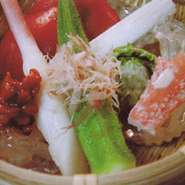 落ち着いた雰囲気とバラエティに富んだ地酒、季節の逸品料理が揃っているので、大切なゲストをもてなす場に最適。落ち着いた雰囲気でゲストの心を満たせます。