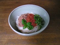 肉みそとトマトだれでいただく、まるでイタリアンなうどん