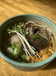 地元の原木栽培椎茸をはじめなめこや、舞茸などを盛り込んでいます