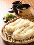 うどん好きの方に！とろろの入った冷たいだし汁に冷やしたうどんをつけて食べます。