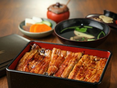 新鮮な静岡県産のウナギを、オリジナルのタレで焼いた『鰻重』