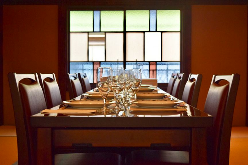 大正ロマンあふれる店内で、和やかな雰囲気の結納・顔合わせを