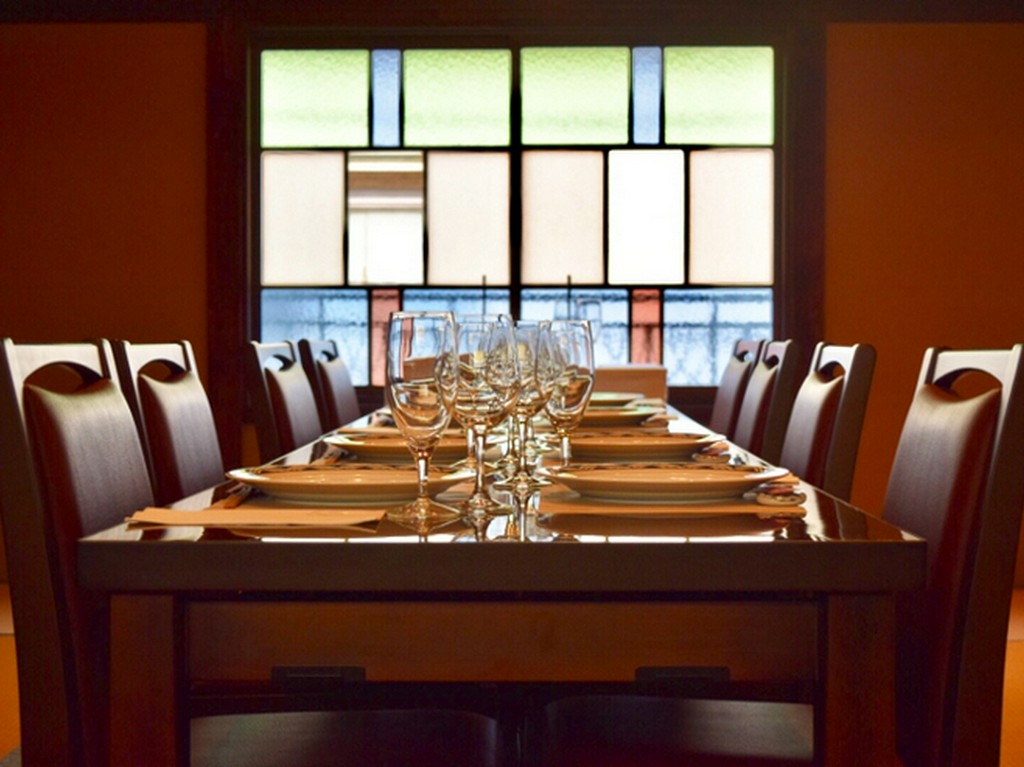 大正ロマンあふれる店内で、和やかな雰囲気の結納・顔合わせを