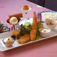 ・本日のスープ
・特大エビフライ
・カツレツ
・ホワイトシチュー
・トマト風味のポトフ
・付け合わせ
・ご飯又はパン
・アイスクリン
・コーヒー又は紅茶
（内容は食材等により変更になることがございます。）