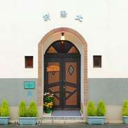 レトロモダンな玄関がお出迎えいたします