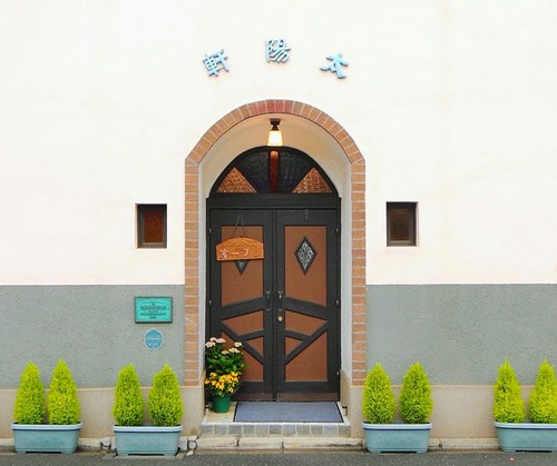 レトロモダンな玄関がお出迎えいたします