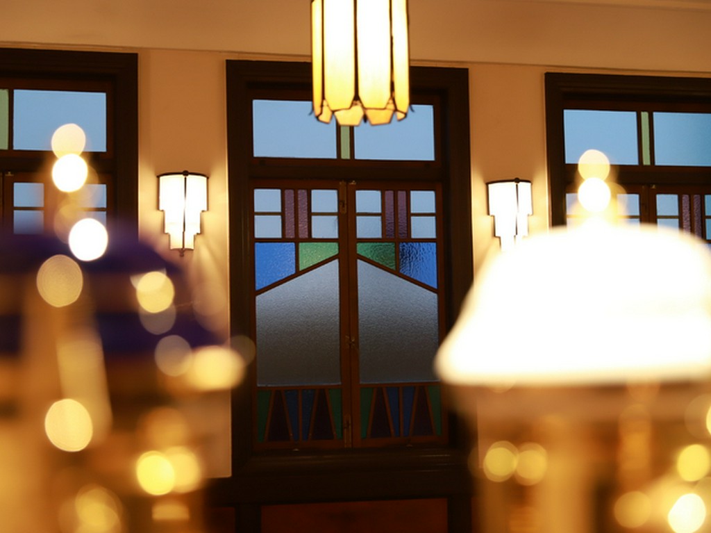 玄関を抜けるとレトロモダンな雰囲気に包まれます