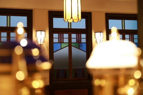 玄関を抜けるとレトロモダンな雰囲気に包まれます