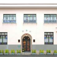 薄桃色の漆喰塗りモダン建築