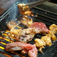 新鮮な焼肉は10種類、オリジナル料理にはサラダにパスタにカレーなどのご飯ものまで、自家製デザート10種類も食べ放題です