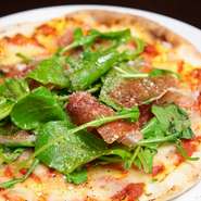 皆で好みが選べる食べ放題です。ステーキは10種類、オリジナル料理には地中海料理やサラダ、ご飯ものまで、もちろん自家製デザートも10種類、飲み放題は700円からです。食べたい人も飲みたい人も大満足です