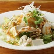 女性の味方？ペプチド成分がたくさん入った中華風のヘルシーサラダです。