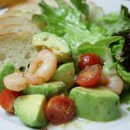 季節のお魚とアボカドをイタリアンドレッシングでマリネ