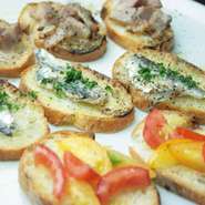 当店の自信作、自家製ベーコン＆アンチョビをおつまみで