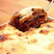 ジャガイモやナスをホワイトソース、ミートソース、チーズなどでスパイシーに焼き上げた一品です