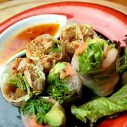 アボカドやエビだけでなく蒸し鶏やたくさんのお野菜も一緒にまいたヘルシーな一品です。