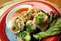 アボカドやエビだけでなく蒸し鶏やたくさんのお野菜も一緒にまいたヘルシーな一品です。