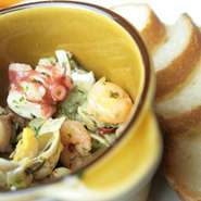 エビとタコや季節の魚介類をオリーブオイルで煮ました。ガーリック風味の逸品です