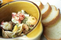 エビとタコや季節の魚介類をオリーブオイルで煮ました。ガーリック風味の逸品です