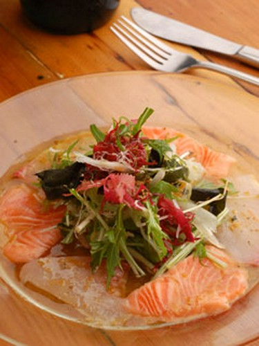 季節の魚介類のカルパッチョ　海藻サラダを添えて　780円