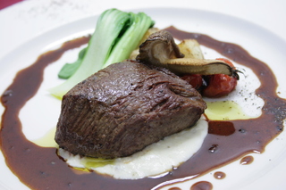 9 dishes with Kuroge Wagyu beef steak + 2.5 hours all-you-can-drink 6,000 yen