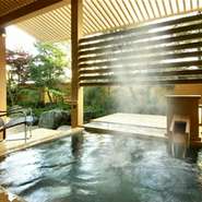 豊かな温泉があふれる露天風呂。