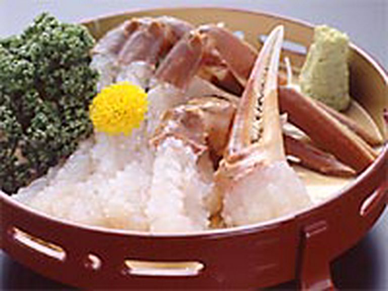 「かに刺し」　かに本来の味覚を贅沢に堪能できる一品です。