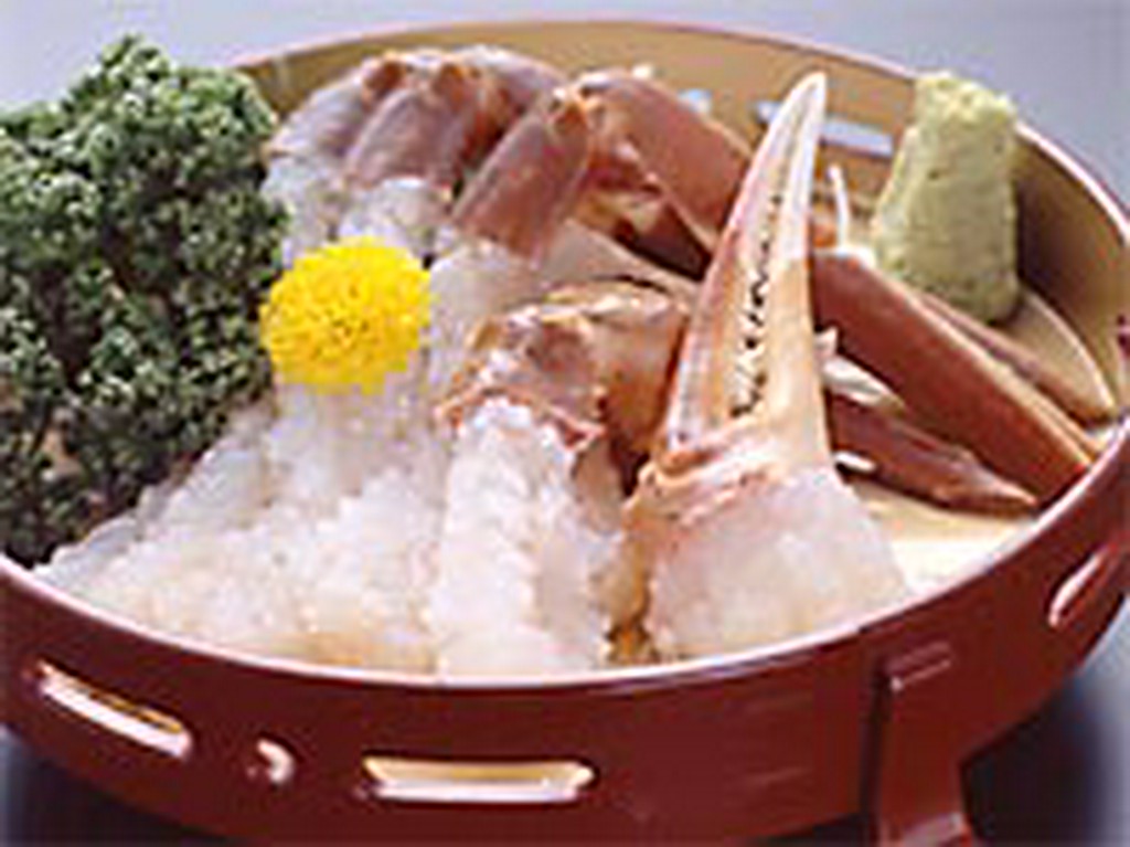 「かに刺し」　かに本来の味覚を贅沢に堪能できる一品です。