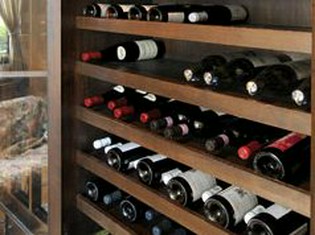 本場フランス産の食材とワインセラーに取り揃えたドリンク類