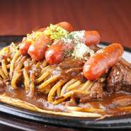 お皿と鉄板を選べるというスタイルですが、実はこれにより同じメニューでも味が大きく変わります。ソースの味が立つお皿、そして鉄板でいただくと香ばしさが増します。昼間はお皿、夜は鉄板が人気という傾向も。
