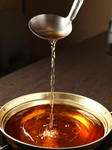 ちゃんこのスープは、地鶏ガラ、利尻コンブで手間暇かけ、あっさりと透き通る特製スープです