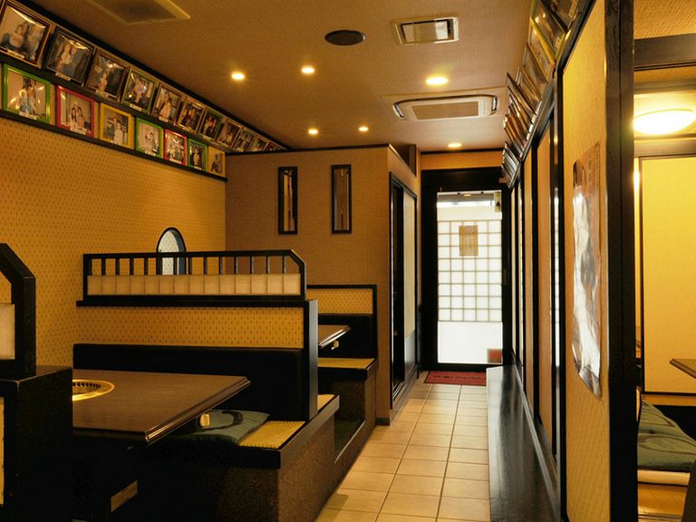 落ち着いた店内。気の合う仲間と取分けながらワイワイ