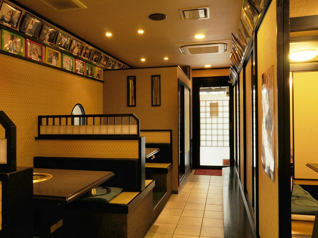 落ち着いた店内。気の合う仲間と取分けながらワイワイ