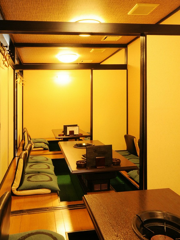 足を伸ばしてゆったり、掘りごたつ席でのんびりお寛ぎ下さい