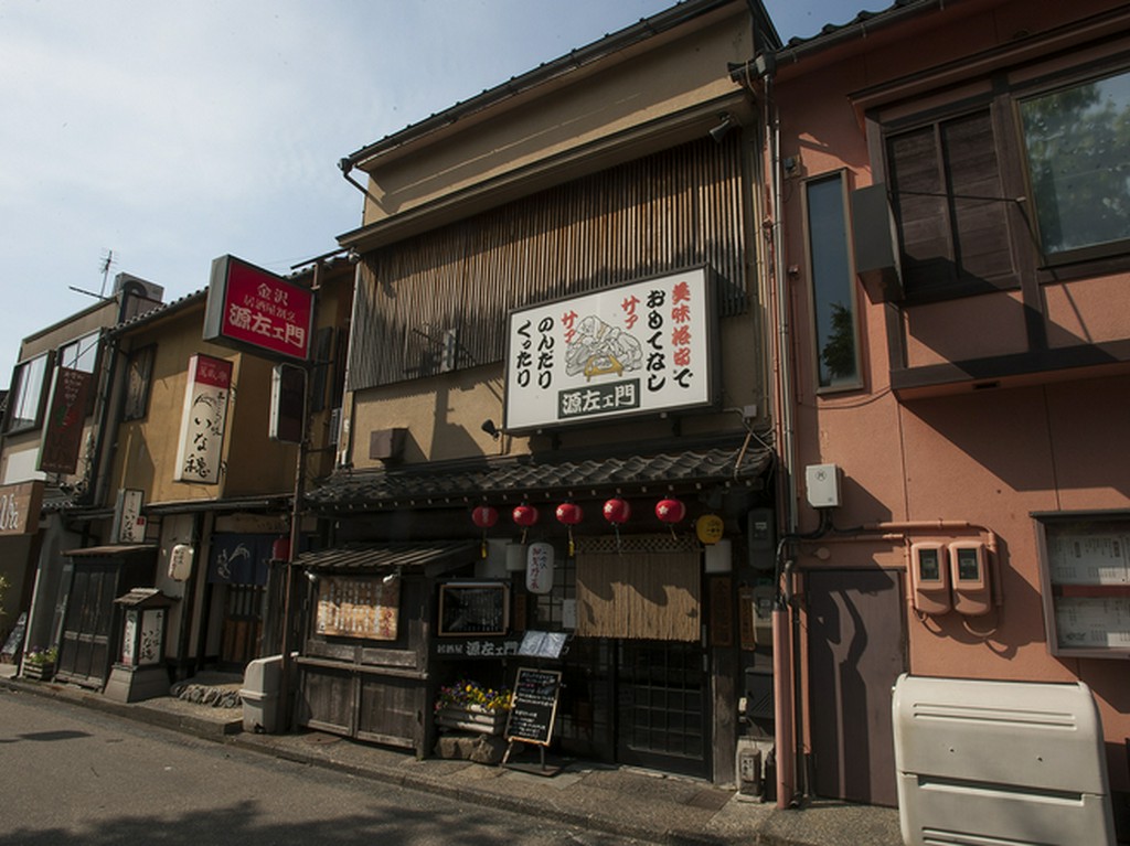 ゆっくり料理と酒を楽しめる雰囲気の店