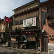 ゆっくり料理と酒を楽しめる雰囲気の店