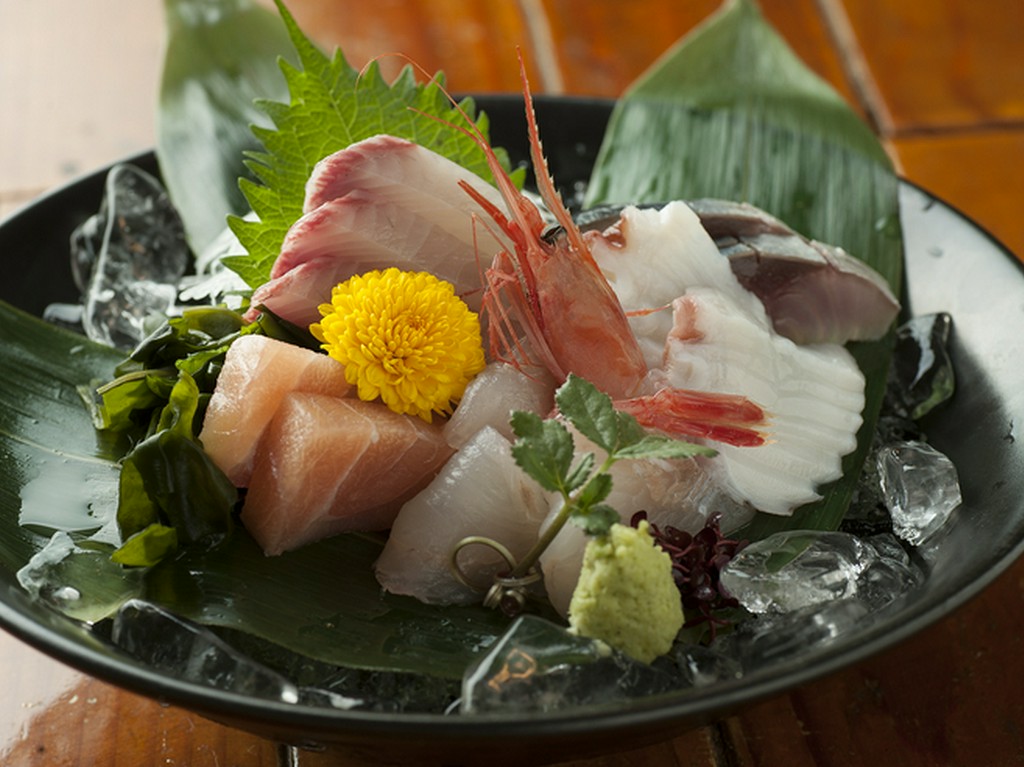地元の新鮮食材を使った郷土料理と寿司