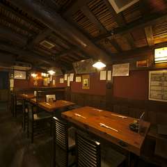 民家風の内装の店内でくつろいだ食事を