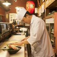 郷土料理では『太きゅうりのカニあんかけ』がおすすめです。魚介を使わない料理では、塩ベースの『牛すじ』や、意外なところで『かにコロッケ』などもお客様に好評です。