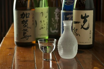 全国から集められた、種類豊富な銘酒の数は自慢