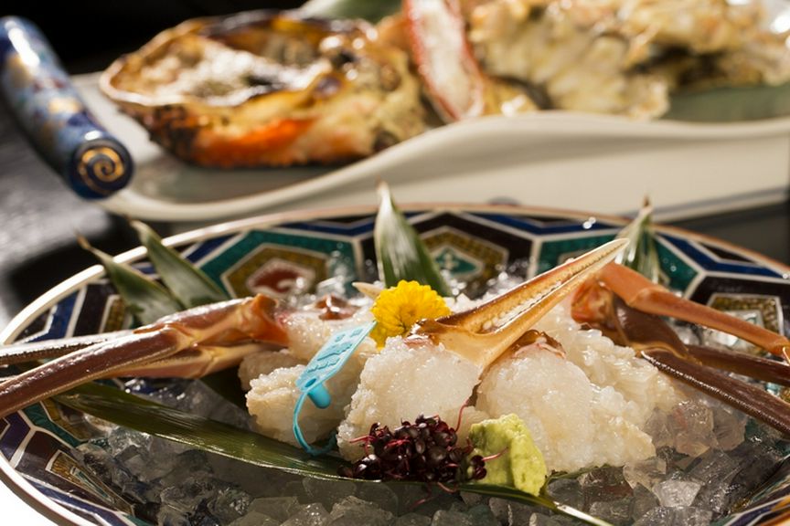 加能ガニを筆頭に、新鮮な旬の海鮮で贅沢な食事を堪能