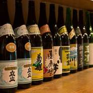 地元・金沢の『加賀鳶』や白山市の『手取川』など、石川県の地酒を豊富に揃えています。大吟醸の飲み比べや、純米の飲み比べセットのほか、『ふぐのひれ酒』なども用意し、金沢の美酒を堪能できます。